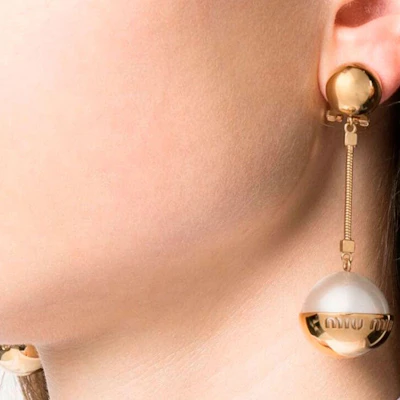 (W) ミュウミュウ ゴールド イヤリング レターロゴデザイン 5JO908-2F6X-F0SAJ Lookbook (W) ミュウミュウ ゴールド イヤリング レターロゴデザイン 5JO908-2F6X-F0SAJ