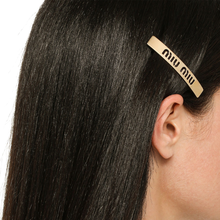 Shop (W) 미우미우 골드 메탈 로고 장식 헤어클립. 5IF1232DTUF0056