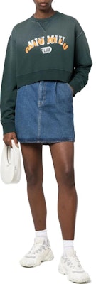 (W) MIU MIU グリーン ロゴプリント クロップド クルーネック ロングスリーブ スウェットシャツ カジュアル MJL888-11P8-F0342 Lookbook (W) MIU MIU グリーン ロゴプリント クロップド クルーネック ロングスリーブ スウェットシャツ カジュアル MJL888-11P8-F0342