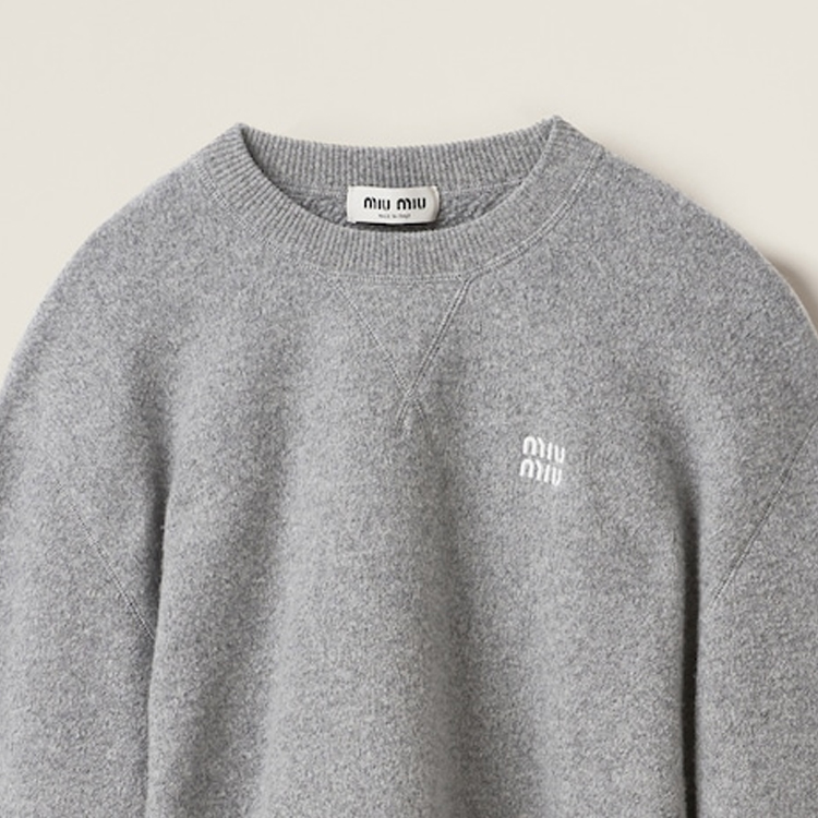 Sizing (W) MIU MIU 灰色刺绣Logo圆领毛衣. MML804-1XS9-F0031-S-232