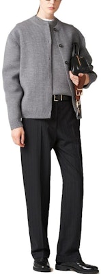 (W) MIU MIU Kardigan Rajut Kelabu dengan Logo Sulaman. MMF796-13JS-F0031-S-232 Lookbook (W) MIU MIU Kardigan Rajut Kelabu dengan Logo Sulaman. MMF796-13JS-F0031-S-232