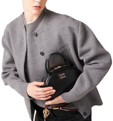 (W) MIU MIU Kardigan Rajut Kelabu dengan Logo Sulaman. MMF796-13JS-F0031-S-232 Purchase (W) MIU MIU Kardigan Rajut Kelabu dengan Logo Sulaman. MMF796-13JS-F0031-S-232