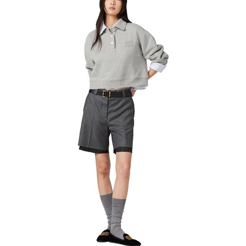 Lookbook (W) MIU MIU Baju Polo Lengan Panjang Kelabu dengan Sulaman Huruf. MJL976-133K-F0031-S-OOO