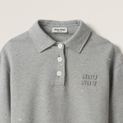 (W) MIU MIU Baju Polo Lengan Panjang Kelabu dengan Sulaman Huruf. MJL976-133K-F0031-S-OOO Sizing (W) MIU MIU Baju Polo Lengan Panjang Kelabu dengan Sulaman Huruf. MJL976-133K-F0031-S-OOO