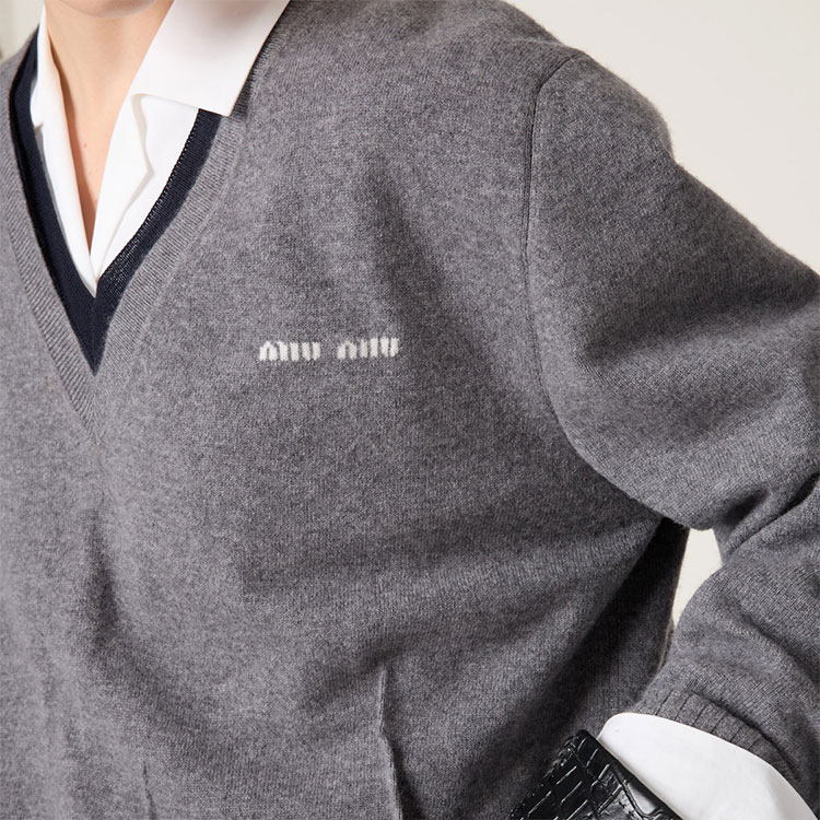 (Women) MIU MIU  Grey V-neck Letter Print Long Sleeve Cashmere Sweater. MML994-15RK-F0MZQ-S-OOO 圖 6