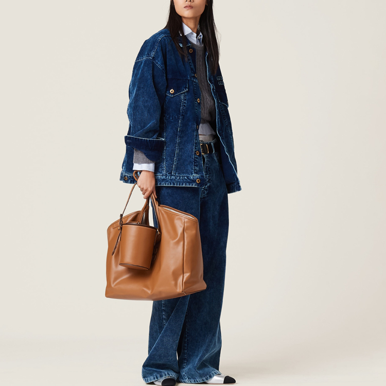 Lookbook (W) MIU MIU Jaket Denim Lengan Panjang Cetakan Logo Indigo. ML1009-135Z-F0589-S-OOO