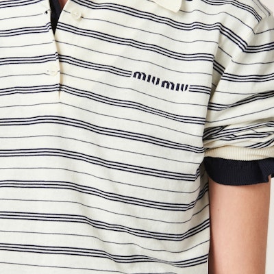 (W) MIU MIU Baju Polo Lengan Panjang Berjalur Gading dengan Logo dan Butang. MML951-140V-F0304-S-OOO Sizing (W) MIU MIU Baju Polo Lengan Panjang Berjalur Gading dengan Logo dan Butang. MML951-140V-F0304-S-OOO