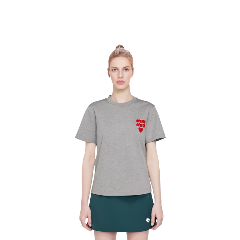 Shop (W) 缪缪标志刺绣灰色圆领T恤 SS24 MJN499-13VL-F0031-S-WMO