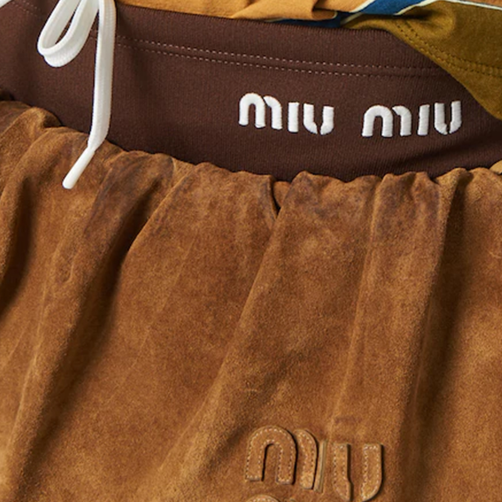 (Women) MIU MIU  Low-Waist Relaxed Logo Print Mini Skirt Grey Dove Color. MPD763-1421-F0277-S-OOO 圖 5