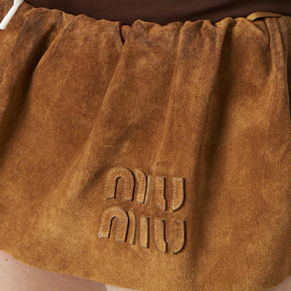 (Women) MIU MIU  Low-Waist Relaxed Logo Print Mini Skirt Grey Dove Color. MPD763-1421-F0277-S-OOO 圖 6