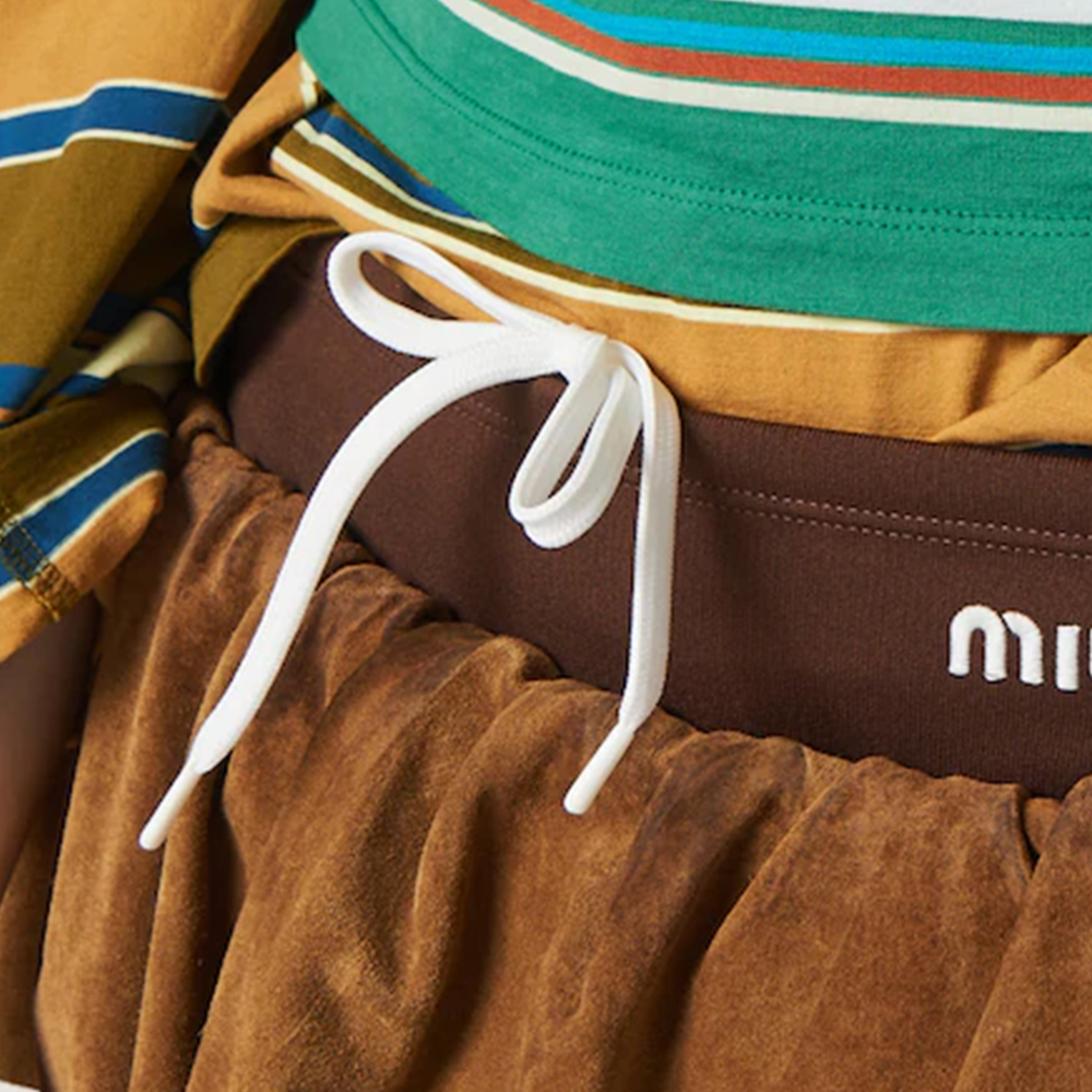 (Women) MIU MIU  Low-Waist Relaxed Logo Print Mini Skirt Grey Dove Color. MPD763-1421-F0277-S-OOO 圖 7