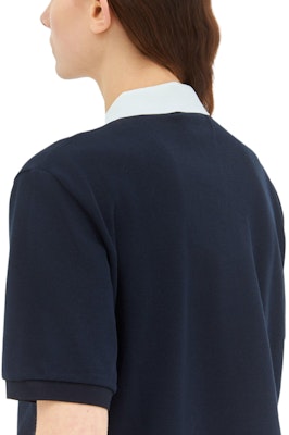 (W) MIU MIU Baju Polo Lengan Pendek Biru Navy dengan Sulaman Logo. MJN559-14RW-F0008 Sizing (W) MIU MIU Baju Polo Lengan Pendek Biru Navy dengan Sulaman Logo. MJN559-14RW-F0008