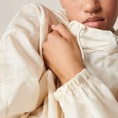 (W) MIU MIU 尼龍連帽拉鍊外套 象牙白長袖外套 ML945-1VH5-F0304 Purchase (W) MIU MIU 尼龍連帽拉鍊外套 象牙白長袖外套 ML945-1VH5-F0304