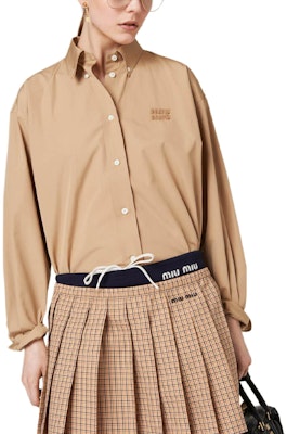 (W) MIU MIU Camisa Oversize Manga Larga Caqui con Logo Bordado. MK1626-10RG-F0241-S-AM1 Lookbook (W) MIU MIU Camisa Oversize Manga Larga Caqui con Logo Bordado. MK1626-10RG-F0241-S-AM1