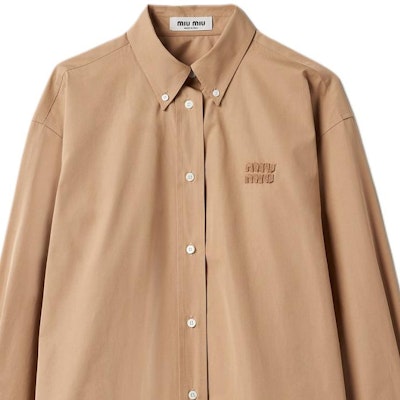(W) MIU MIU Camisa Oversize Manga Larga Caqui con Logo Bordado. MK1626-10RG-F0241-S-AM1 Sizing (W) MIU MIU Camisa Oversize Manga Larga Caqui con Logo Bordado. MK1626-10RG-F0241-S-AM1