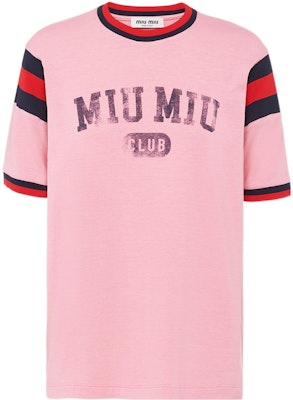 (W) MIU MIU Pink Logo Kaos Garis Detail Leher Bundar SS22. MJN395-11EE-F0638 Order (W) MIU MIU Pink Logo Kaos Garis Detail Leher Bundar SS22. MJN395-11EE-F0638