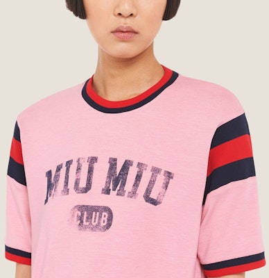 (W) MIU MIU Pink Logo Kaos Garis Detail Leher Bundar SS22. MJN395-11EE-F0638 Details for (W) MIU MIU Pink Logo Kaos Garis Detail Leher Bundar SS22. MJN395-11EE-F0638
