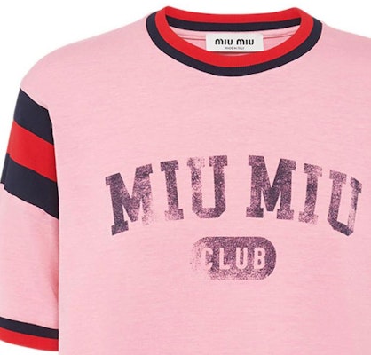 (W) MIU MIU Pink Logo Kaos Garis Detail Leher Bundar SS22. MJN395-11EE-F0638 Sizing (W) MIU MIU Pink Logo Kaos Garis Detail Leher Bundar SS22. MJN395-11EE-F0638
