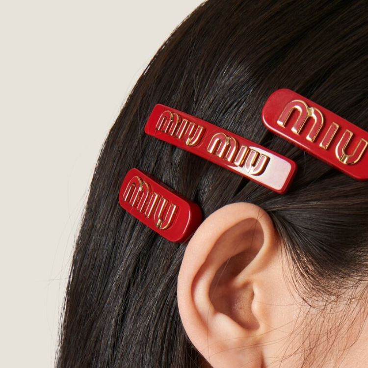 Shop (W) MIU MIU Pinza para el Cabello Roja con Diseño de Logo de Letras. 5IF114_2F72_F0011