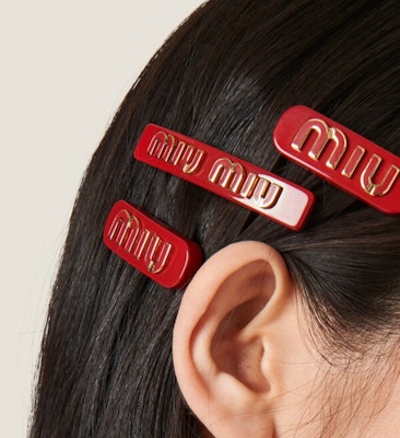 (W) MIU MIU Pinza para el Cabello Roja con Diseño de Logo de Letras. 5IF114_2F72_F0011 Shop (W) MIU MIU Pinza para el Cabello Roja con Diseño de Logo de Letras. 5IF114_2F72_F0011