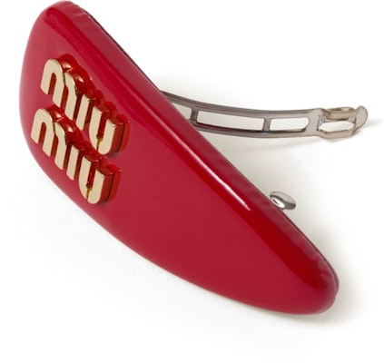 (W) 미우미우 레드 가죽 3D 레터 장식 헤어 클립. 5IF092_069_F0011 Lookbook (W) 미우미우 레드 가죽 3D 레터 장식 헤어 클립. 5IF092_069_F0011