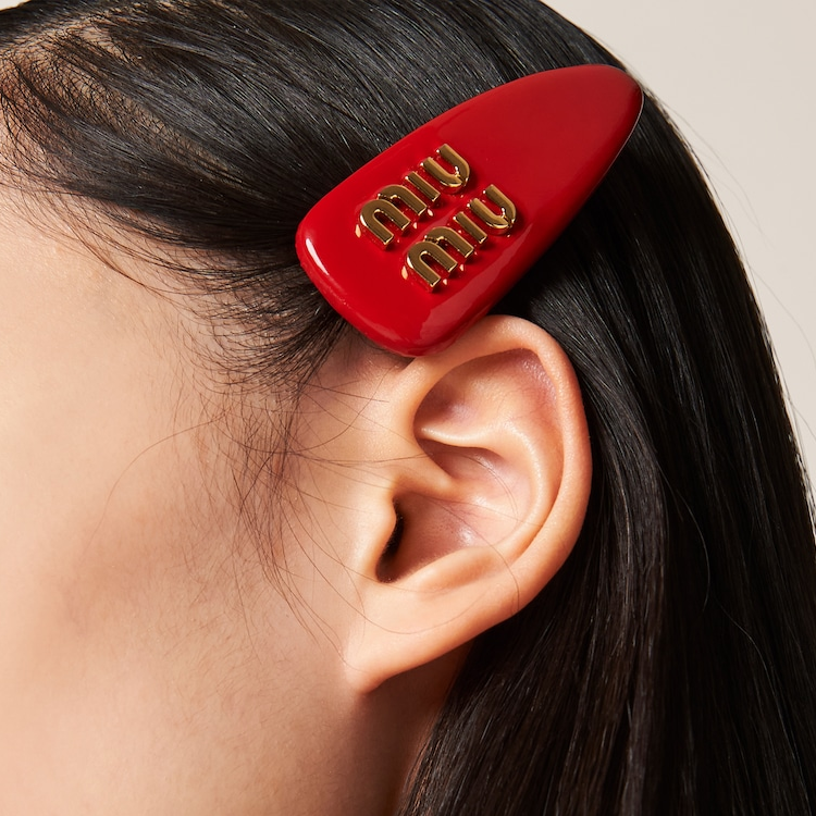 Shop (W) 미우미우 레드 가죽 3D 레터 장식 헤어 클립. 5IF092_069_F0011