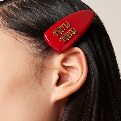 (W) 미우미우 레드 가죽 3D 레터 장식 헤어 클립. 5IF092_069_F0011 Shop (W) 미우미우 레드 가죽 3D 레터 장식 헤어 클립. 5IF092_069_F0011