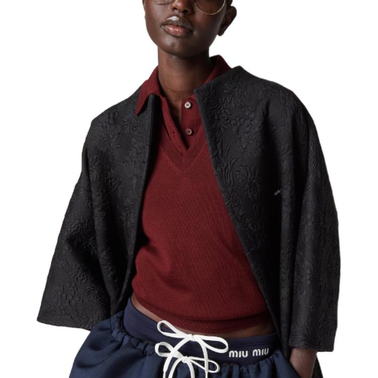 Lookbook (W) MIU MIU 红色V领无袖刺绣Logo背心。 MMV209-14RH-F0399-S-OOO