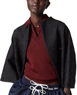 (W) MIU MIU 红色V领无袖刺绣Logo背心。 MMV209-14RH-F0399-S-OOO Lookbook (W) MIU MIU 红色V领无袖刺绣Logo背心。 MMV209-14RH-F0399-S-OOO