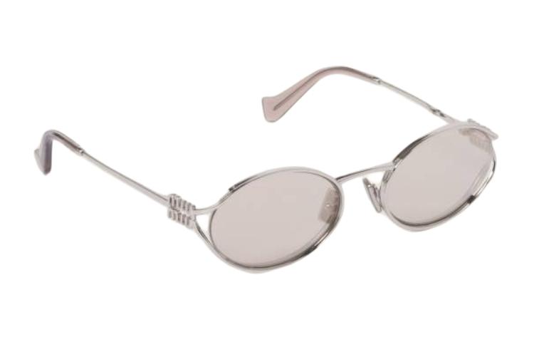 Lookbook (W) MIU MIU Cermin Mata Perak Oval dengan Logo Berukir pada Pemegang. SMU52YM1BCFE10FC054
