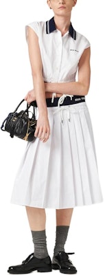 (W) MIU MIU Baju Tidak Berlengan Putih dengan Logo dan Rekaan Kontras. MT2006-10RG-F0009-S-OOO Lookbook (W) MIU MIU Baju Tidak Berlengan Putih dengan Logo dan Rekaan Kontras. MT2006-10RG-F0009-S-OOO