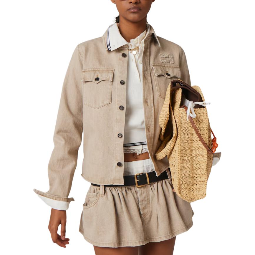 Lookbook (W) MIU MIU Camisa Slim Fit de Manga Larga con Bordado de Logo en Beige. GWC113-140H-F0006-S-AM1