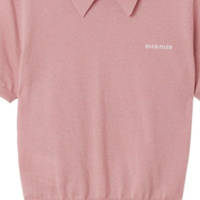 (W) MIU MIU Slim Fit Polo Shirt dengan Logo - Ungu Muda. MML997-15RN-F0203-S-OOO Sizing (W) MIU MIU Slim Fit Polo Shirt dengan Logo - Ungu Muda. MML997-15RN-F0203-S-OOO