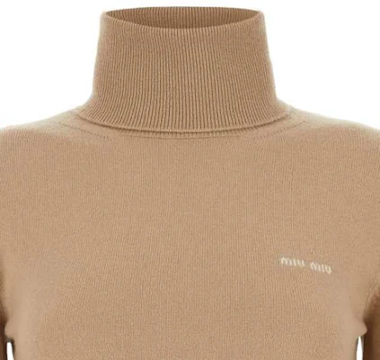 (W) 미우미우 솔리드 컬러 슬림 핏 터틀넥 스웨터 오프 화이트. MMR425S232-13S1-F0627 Shop (W) 미우미우 솔리드 컬러 슬림 핏 터틀넥 스웨터 오프 화이트. MMR425S232-13S1-F0627