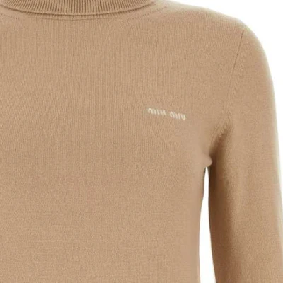 (W) 미우미우 솔리드 컬러 슬림 핏 터틀넥 스웨터 오프 화이트. MMR425S232-13S1-F0627 Purchase (W) 미우미우 솔리드 컬러 슬림 핏 터틀넥 스웨터 오프 화이트. MMR425S232-13S1-F0627