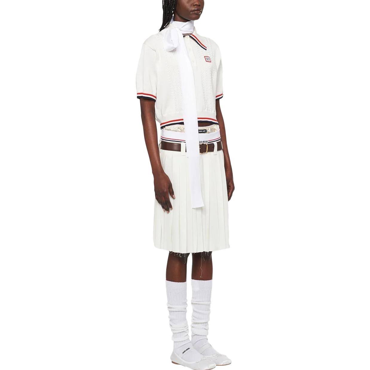 Lookbook (W) MIU MIU SS23 Baju Polo Putih Lengan Pendek dengan Trim Huruf Berjalur. MML676-110B-F0009