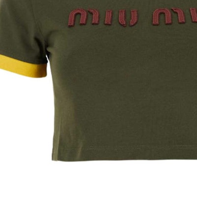 (W) 미우미우 SS24 그린 크롭 하이웨이스트 로고 자수 티셔츠. MJN519-115L-F0O4J-S-OOO Sizing (W) 미우미우 SS24 그린 크롭 하이웨이스트 로고 자수 티셔츠. MJN519-115L-F0O4J-S-OOO