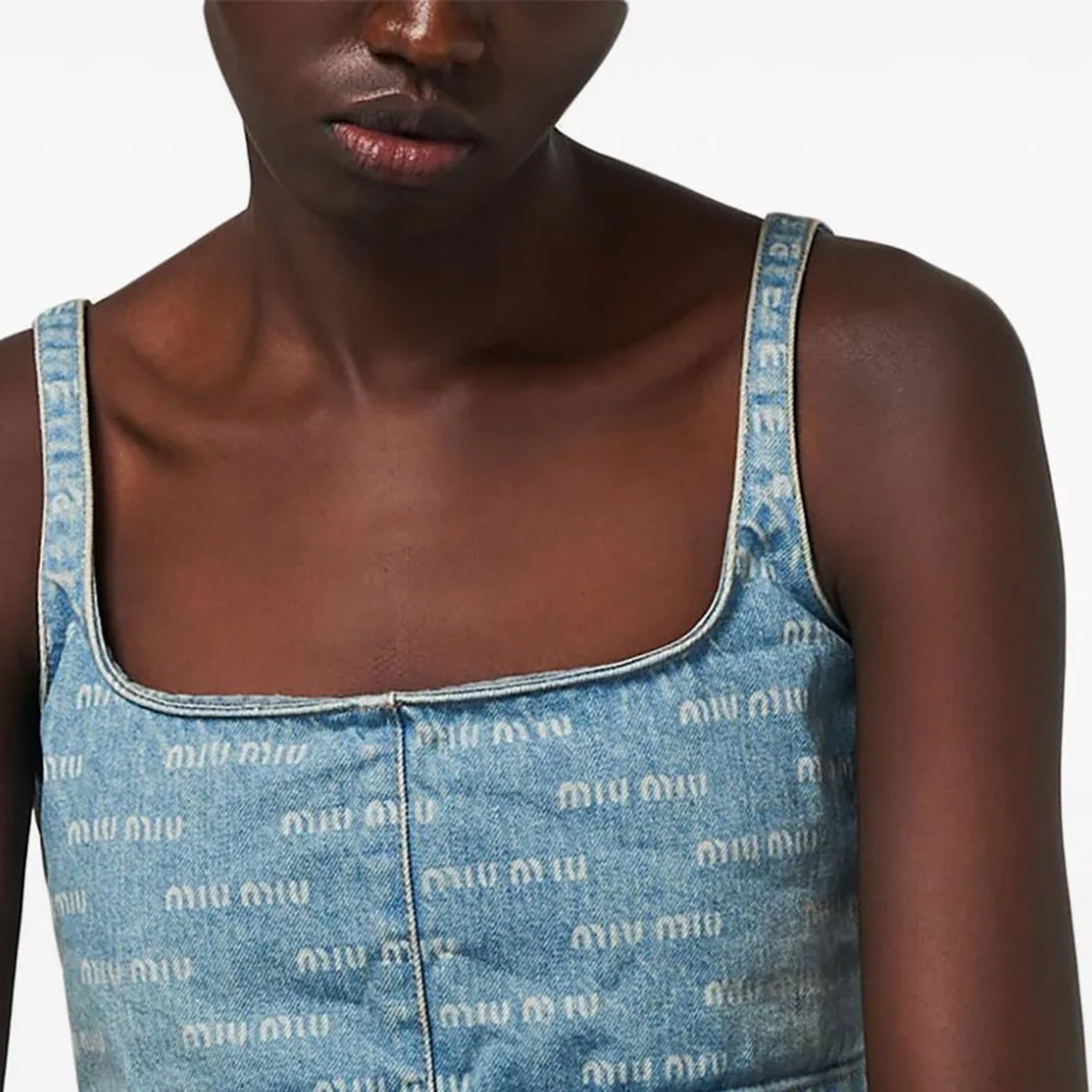 Sizing (W) MIU MIU SS24 ライトブルー ロゴプリント スクエアネック ストラップトップ GWT058-14HT-F0013-S-OOO