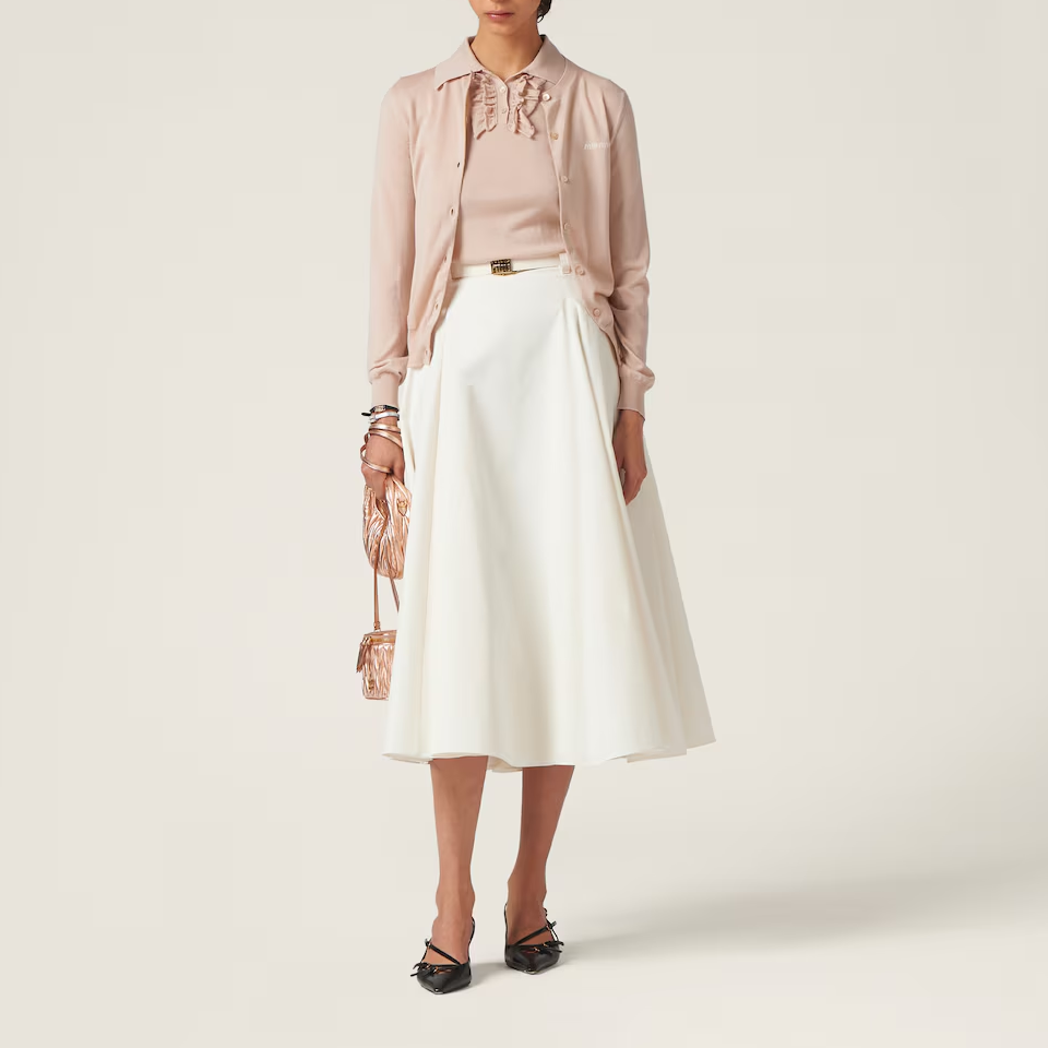 Lookbook (W) MIU MIU SS24 Kardigan Putih Kasmir dengan Sulaman Logo. MMF878-13KW-F0627-S-OOO