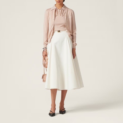 (W) MIU MIU SS24 Kardigan Putih Kasmir dengan Sulaman Logo. MMF878-13KW-F0627-S-OOO Lookbook (W) MIU MIU SS24 Kardigan Putih Kasmir dengan Sulaman Logo. MMF878-13KW-F0627-S-OOO