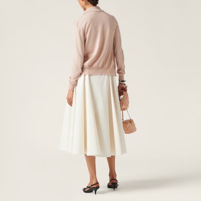 (W) MIU MIU SS24 Kardigan Putih Kasmir dengan Sulaman Logo. MMF878-13KW-F0627-S-OOO Shop (W) MIU MIU SS24 Kardigan Putih Kasmir dengan Sulaman Logo. MMF878-13KW-F0627-S-OOO