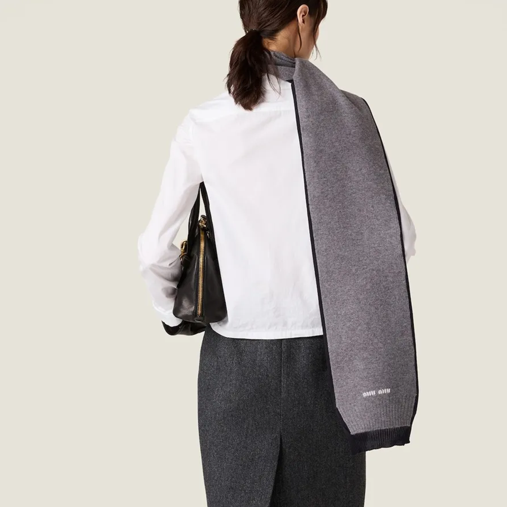 Shop (W) MIU MIU Kemeja Lengan Panjang Logo Putih SS24 Koleksi. MK1888-15UL-F0009-S-OOO