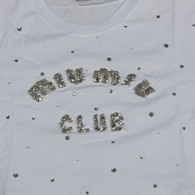 (W) MIU MIU Camiseta Blanca de Manga Larga con Logo y Detalle de Cristales. MJL835-10OS-F0009 Lookbook (W) MIU MIU Camiseta Blanca de Manga Larga con Logo y Detalle de Cristales. MJL835-10OS-F0009