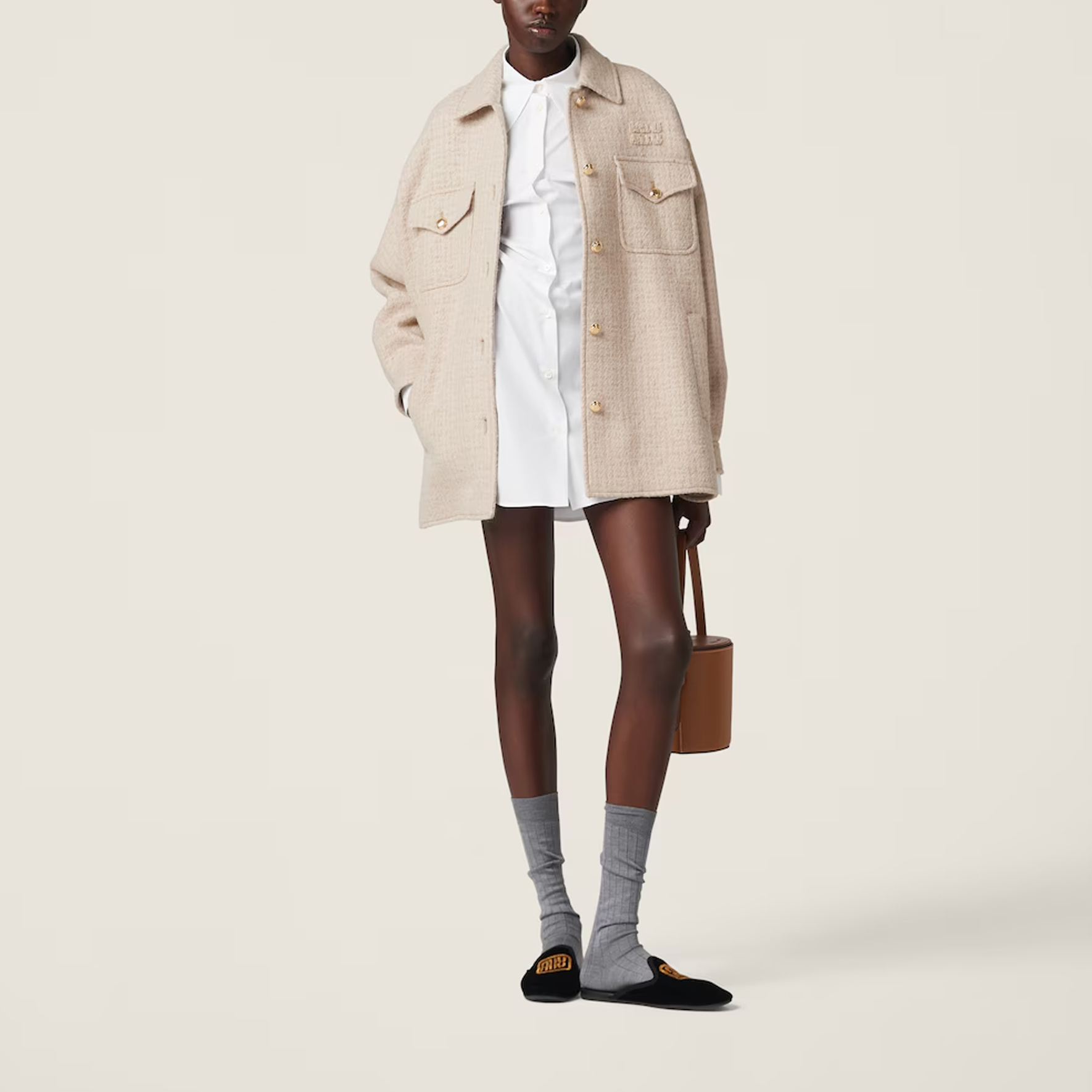 Lookbook (W) MIU MIU Kemeja Putih Lengan Panjang dengan Cetakan Huruf dan Kolar Tajam. MK1818-10RG-F0009-S-OOO