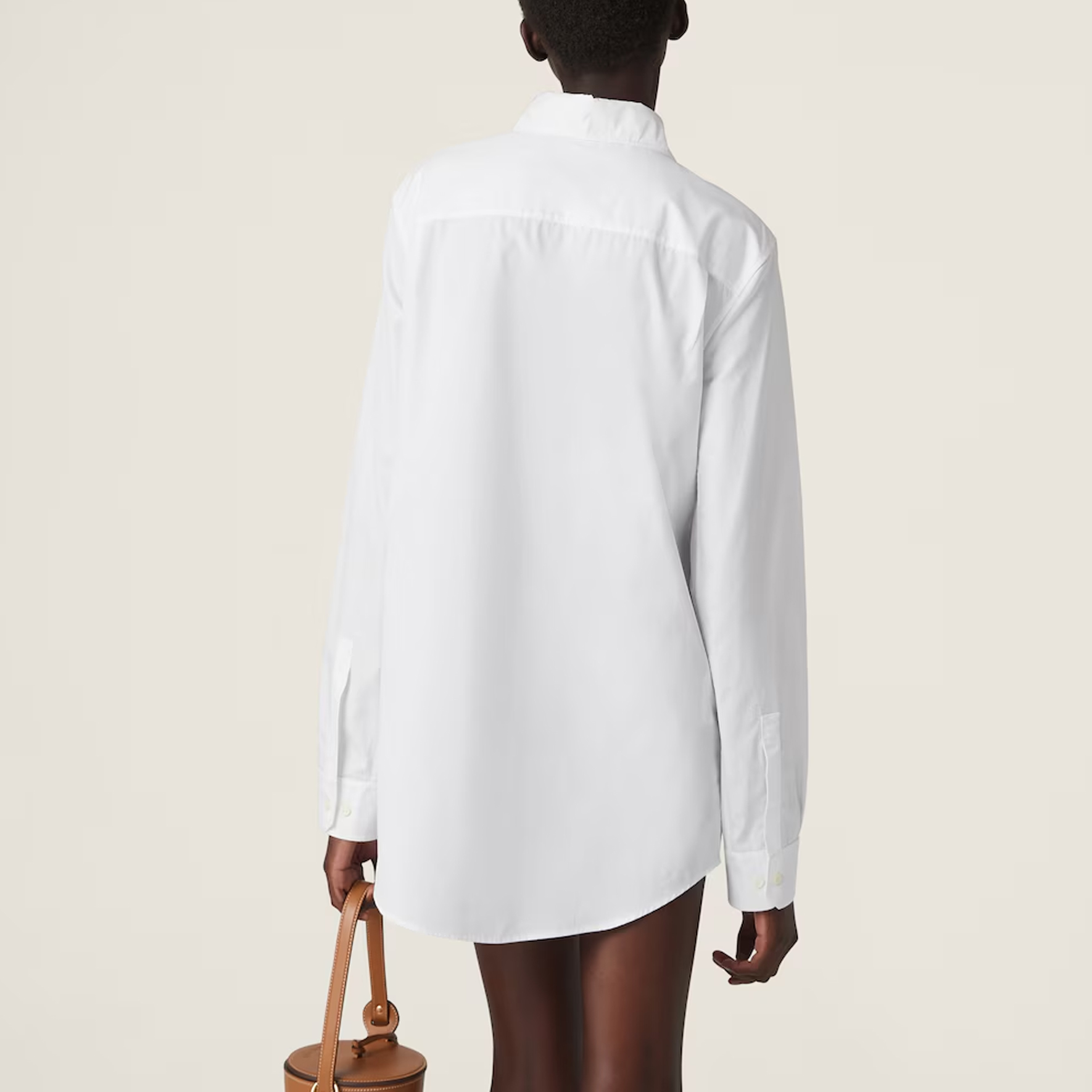 Shop (W) MIU MIU Kemeja Putih Lengan Panjang dengan Cetakan Huruf dan Kolar Tajam. MK1818-10RG-F0009-S-OOO