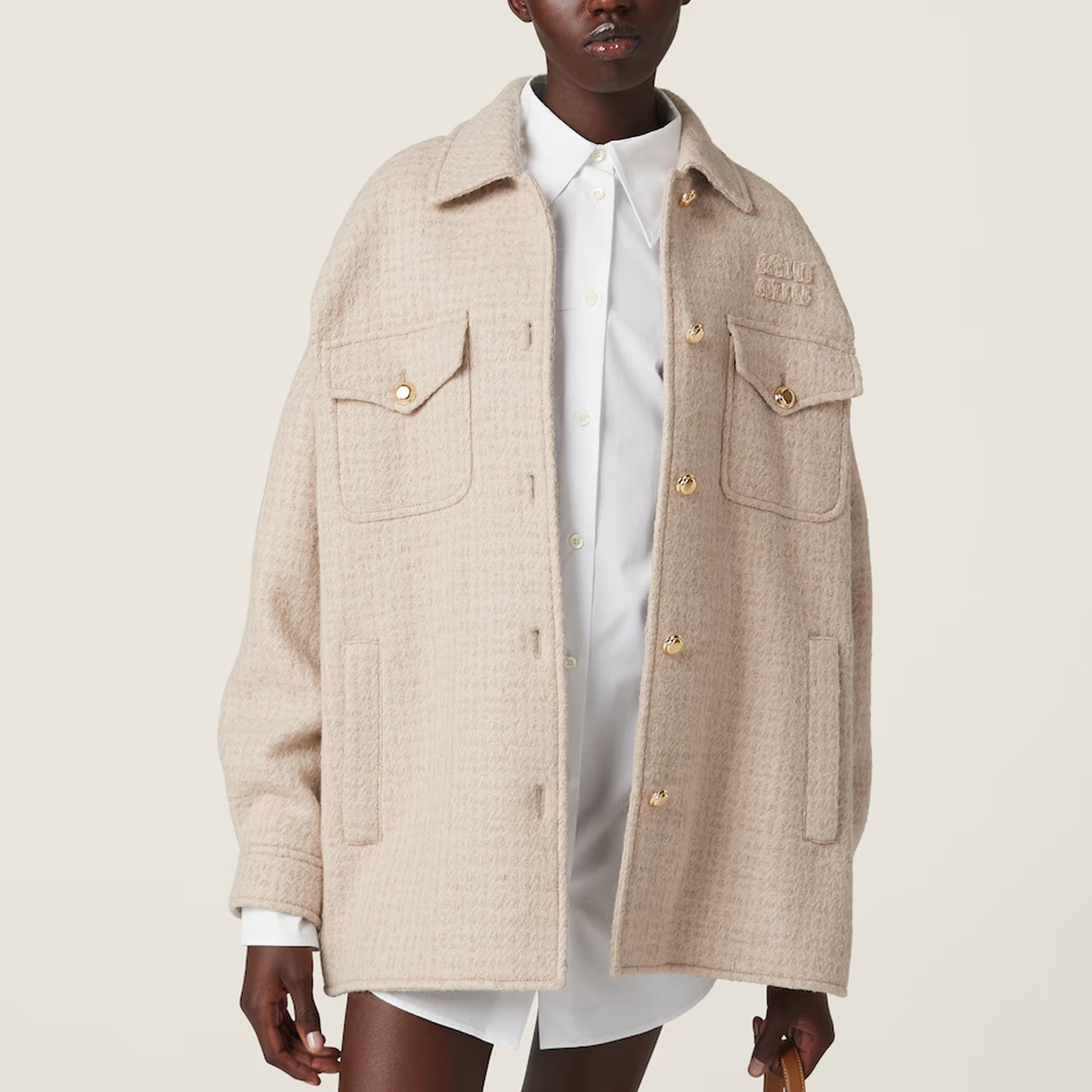 Purchase (W) MIU MIU Kemeja Putih Lengan Panjang dengan Cetakan Huruf dan Kolar Tajam. MK1818-10RG-F0009-S-OOO