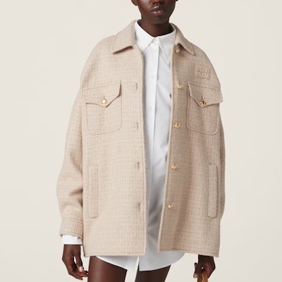 (W) MIU MIU Kemeja Putih Lengan Panjang dengan Cetakan Huruf dan Kolar Tajam. MK1818-10RG-F0009-S-OOO Purchase (W) MIU MIU Kemeja Putih Lengan Panjang dengan Cetakan Huruf dan Kolar Tajam. MK1818-10RG-F0009-S-OOO