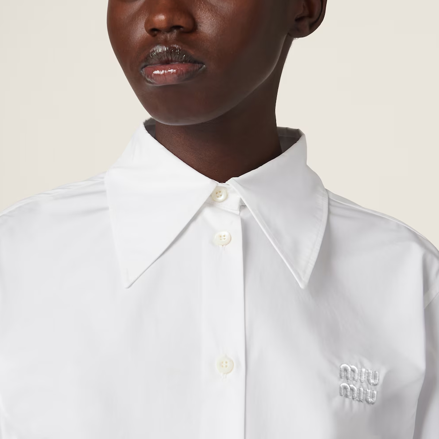 Details for (W) MIU MIU Kemeja Putih Lengan Panjang dengan Cetakan Huruf dan Kolar Tajam. MK1818-10RG-F0009-S-OOO