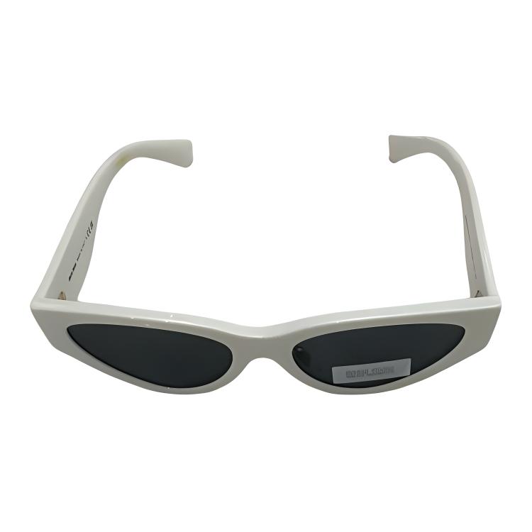 Lookbook (W) MIU MIU Gafas de Sol Ovaladas Blancas con Diseño de Logo. 0MU03ZS1425S054