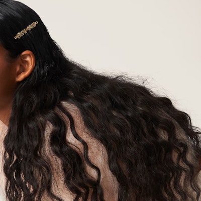 (W) 미우미우 여성 블랙 에나멜 메탈 로고 헤어 클립. 5IF146_2F6T_F0002 Lookbook (W) 미우미우 여성 블랙 에나멜 메탈 로고 헤어 클립. 5IF146_2F6T_F0002